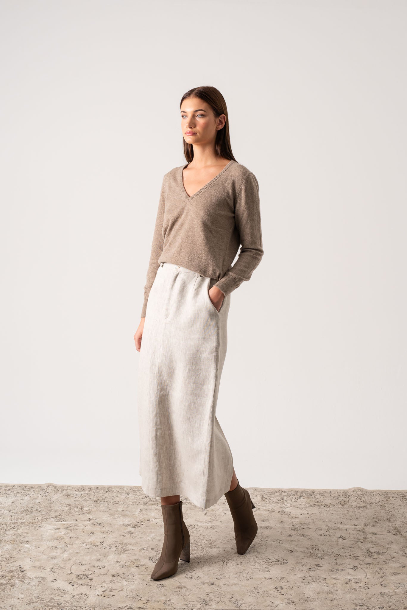 Essenza V-Neck Cashmere Sweater Taupe - LUXMII