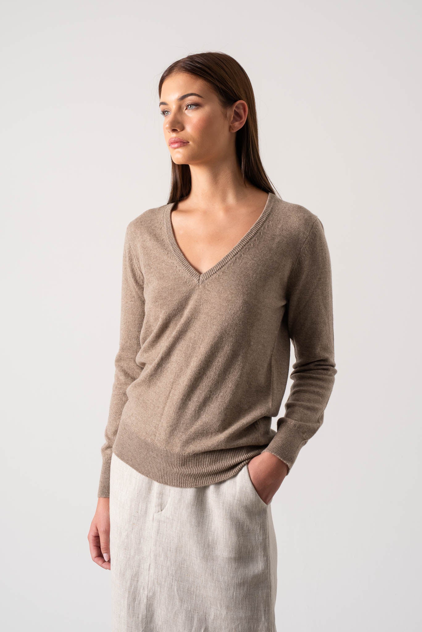 Essenza V-Neck Cashmere Sweater Taupe - LUXMII