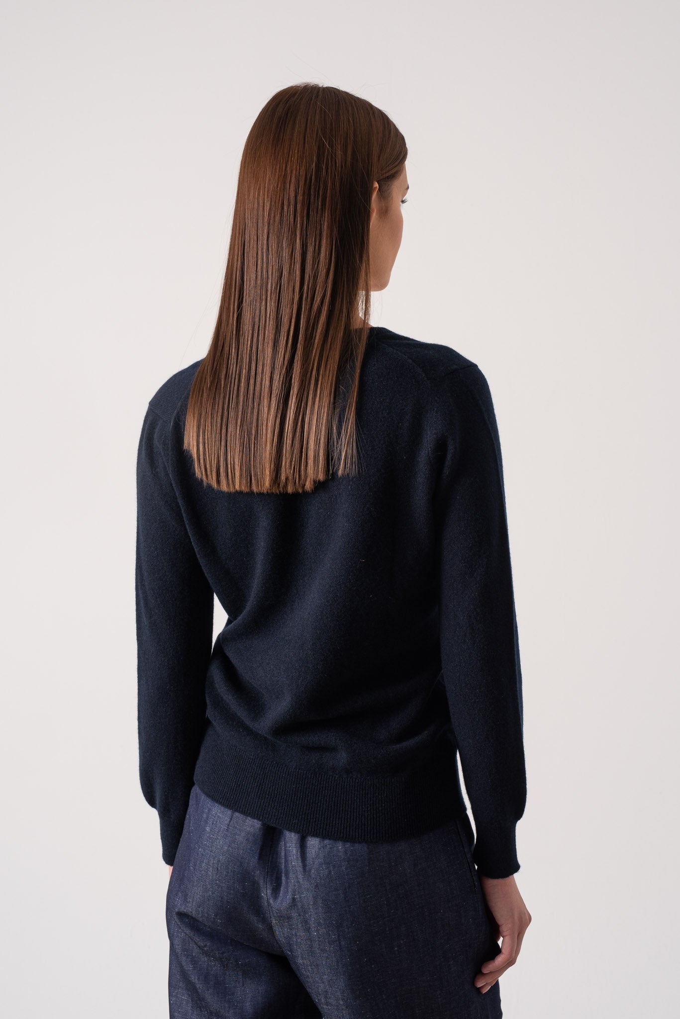 Essenza V-Neck Cashmere Sweater Navy Luxmii