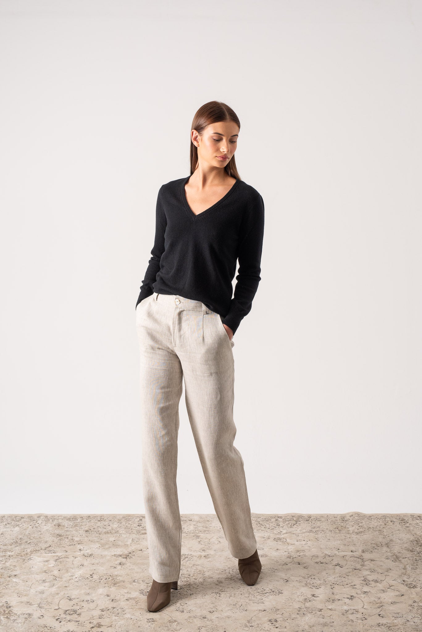 Essenza V-Neck Cashmere Sweater Black - LUXMII