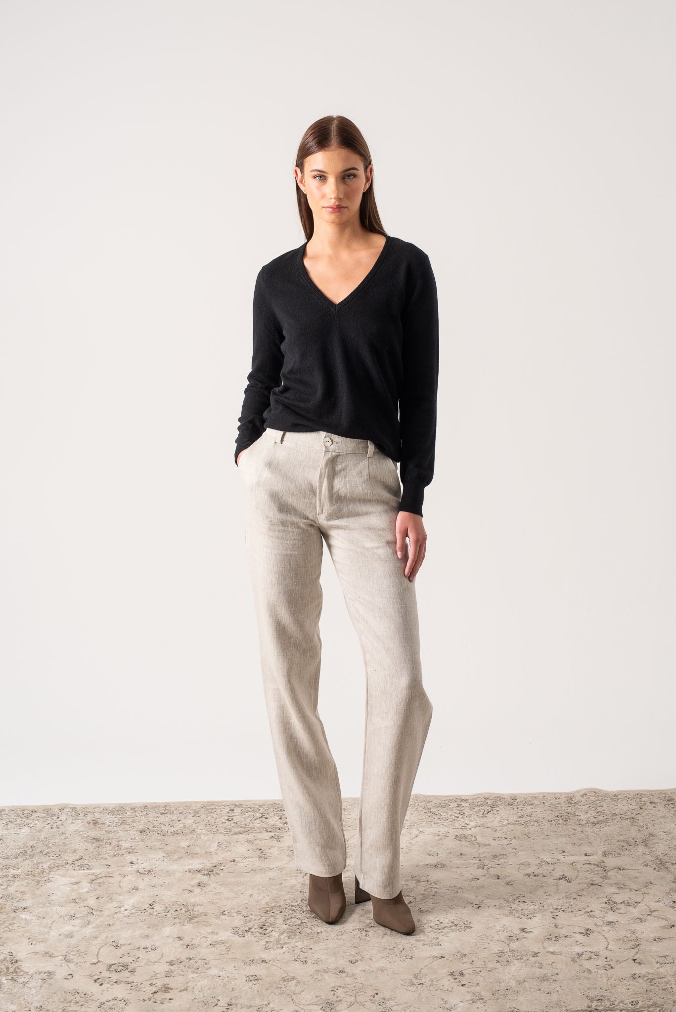 Essenza V-Neck Cashmere Sweater Black - LUXMII