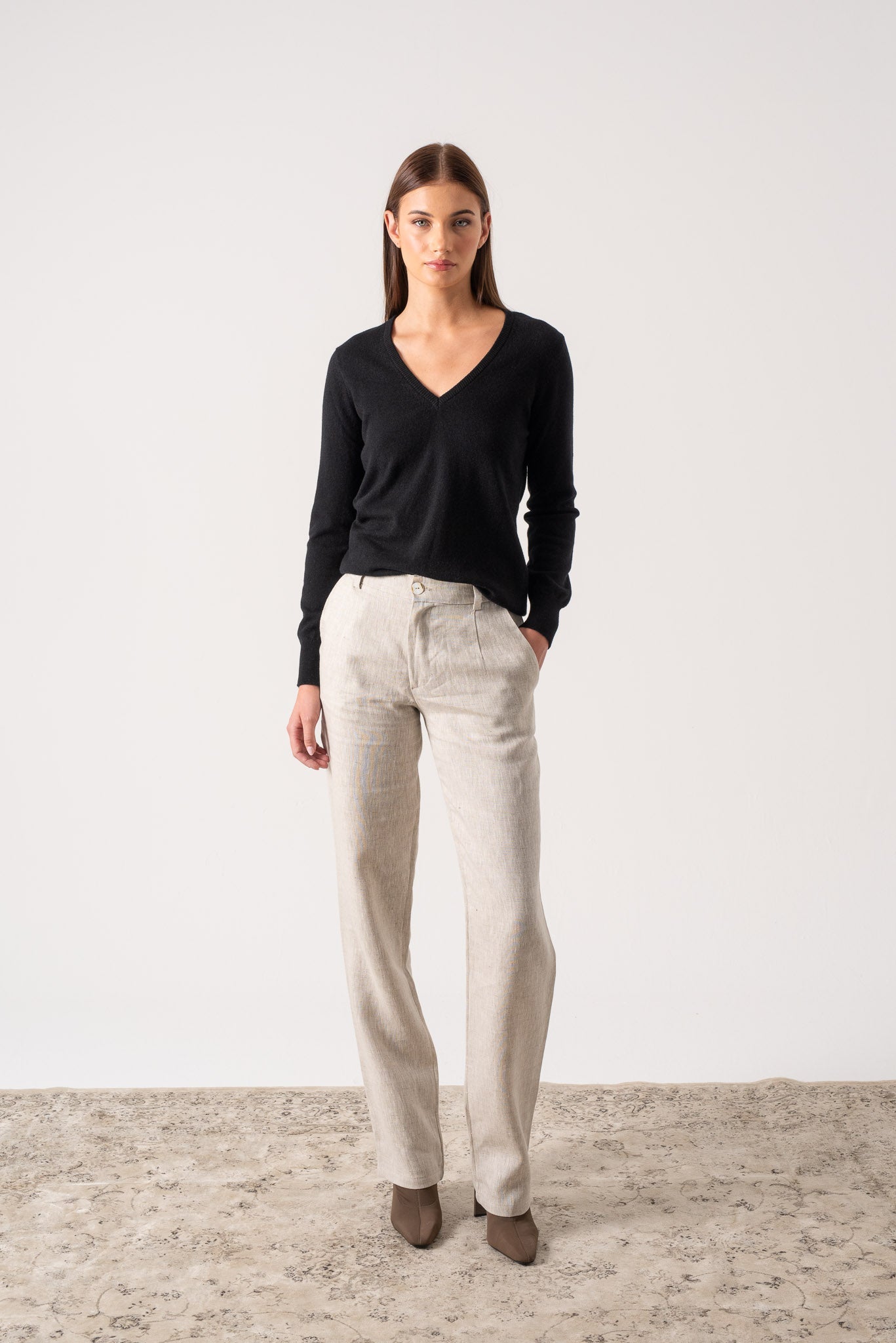 Essenza V-Neck Cashmere Sweater Black - LUXMII