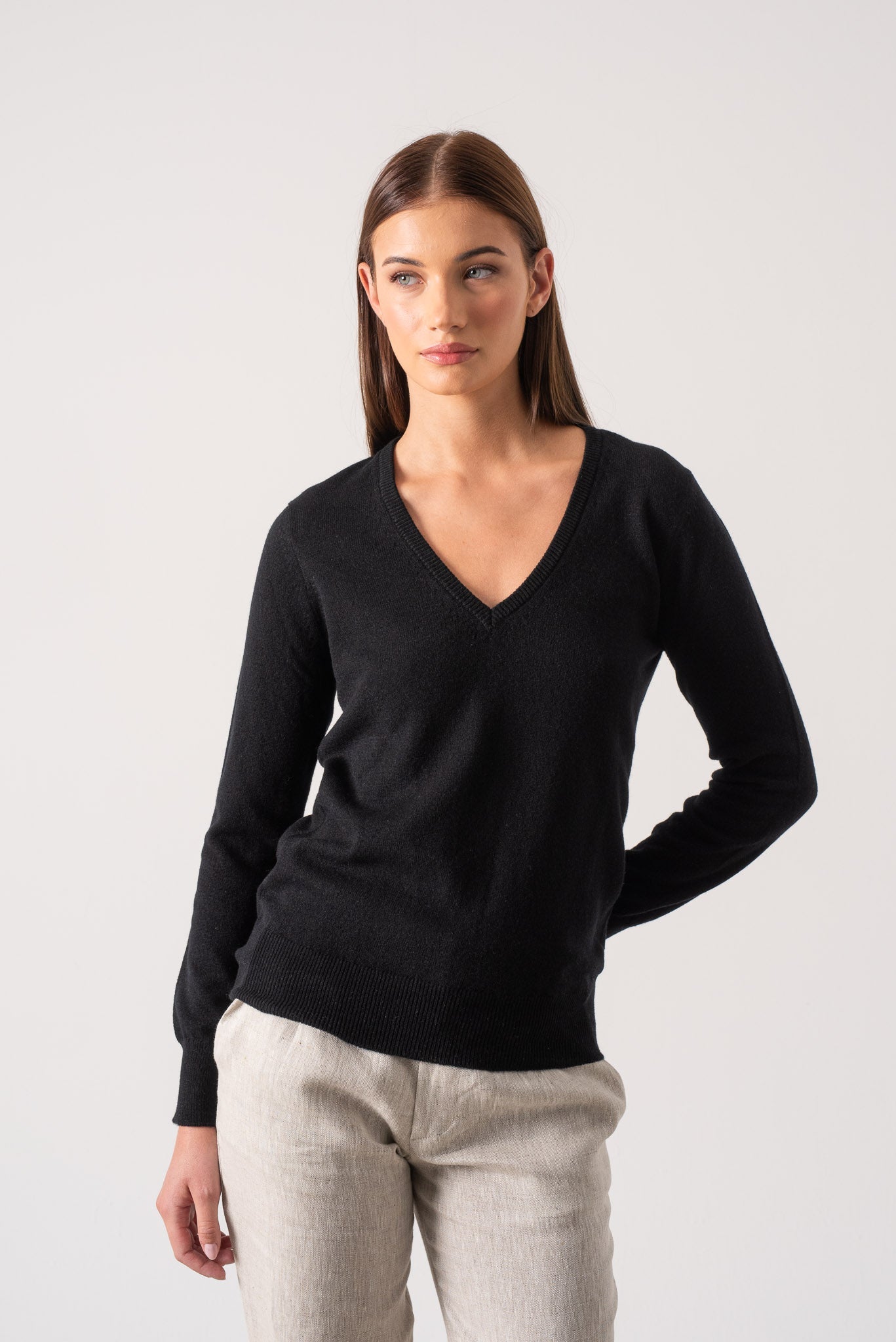Essenza V-Neck Cashmere Sweater Black - LUXMII