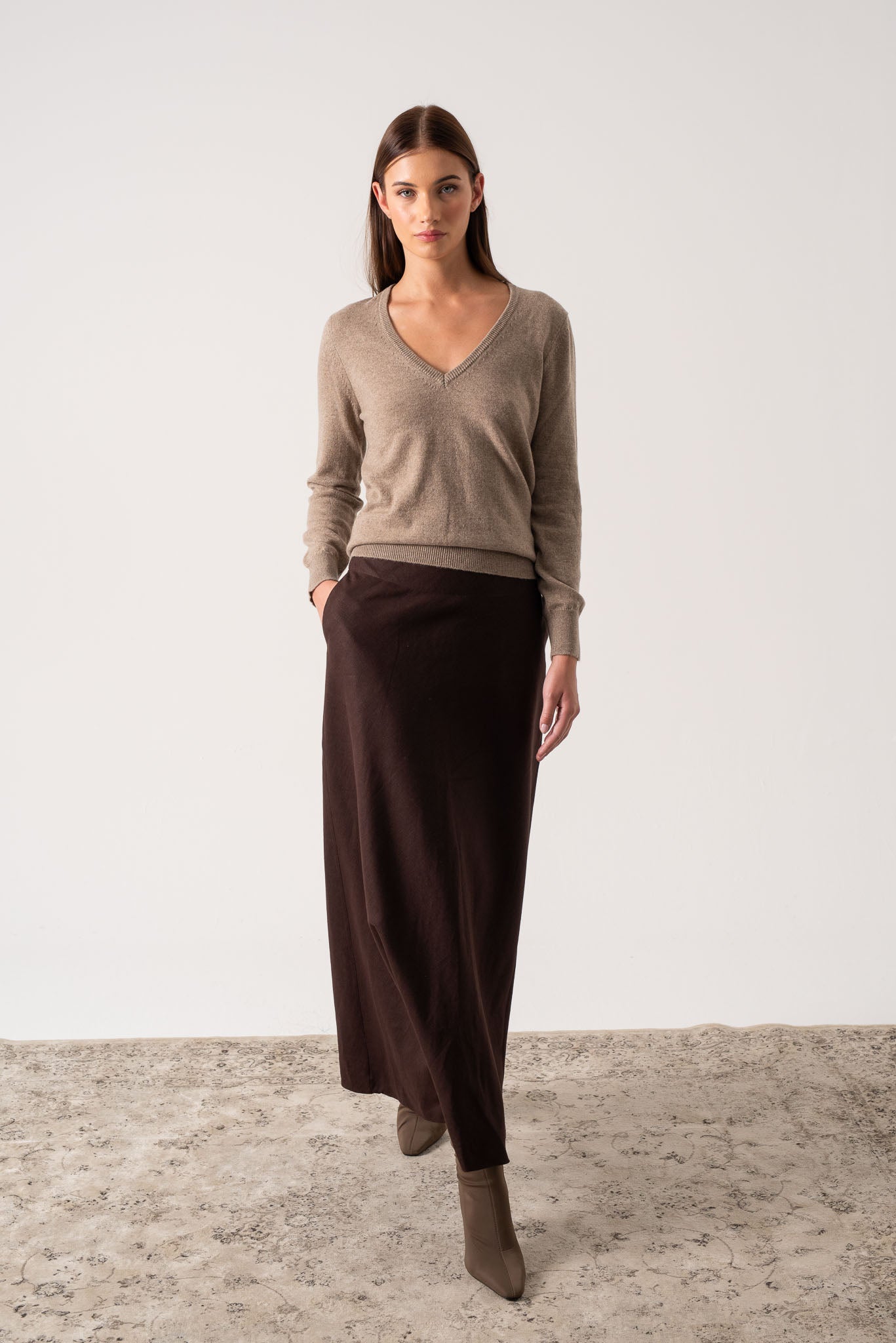 Essenza V-Neck Cashmere Sweater Taupe - LUXMII