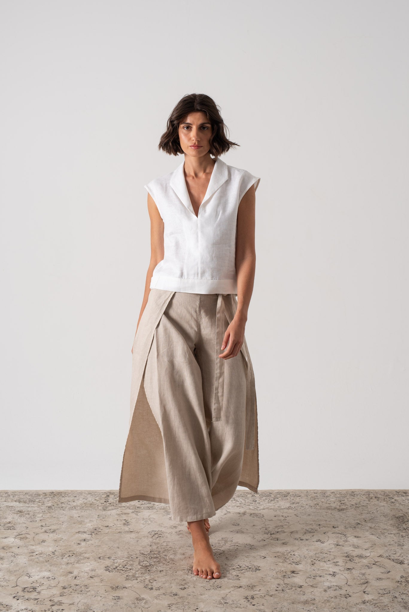 Asymmetrical off-white linen on sale top, M size. Perfect for Summer.