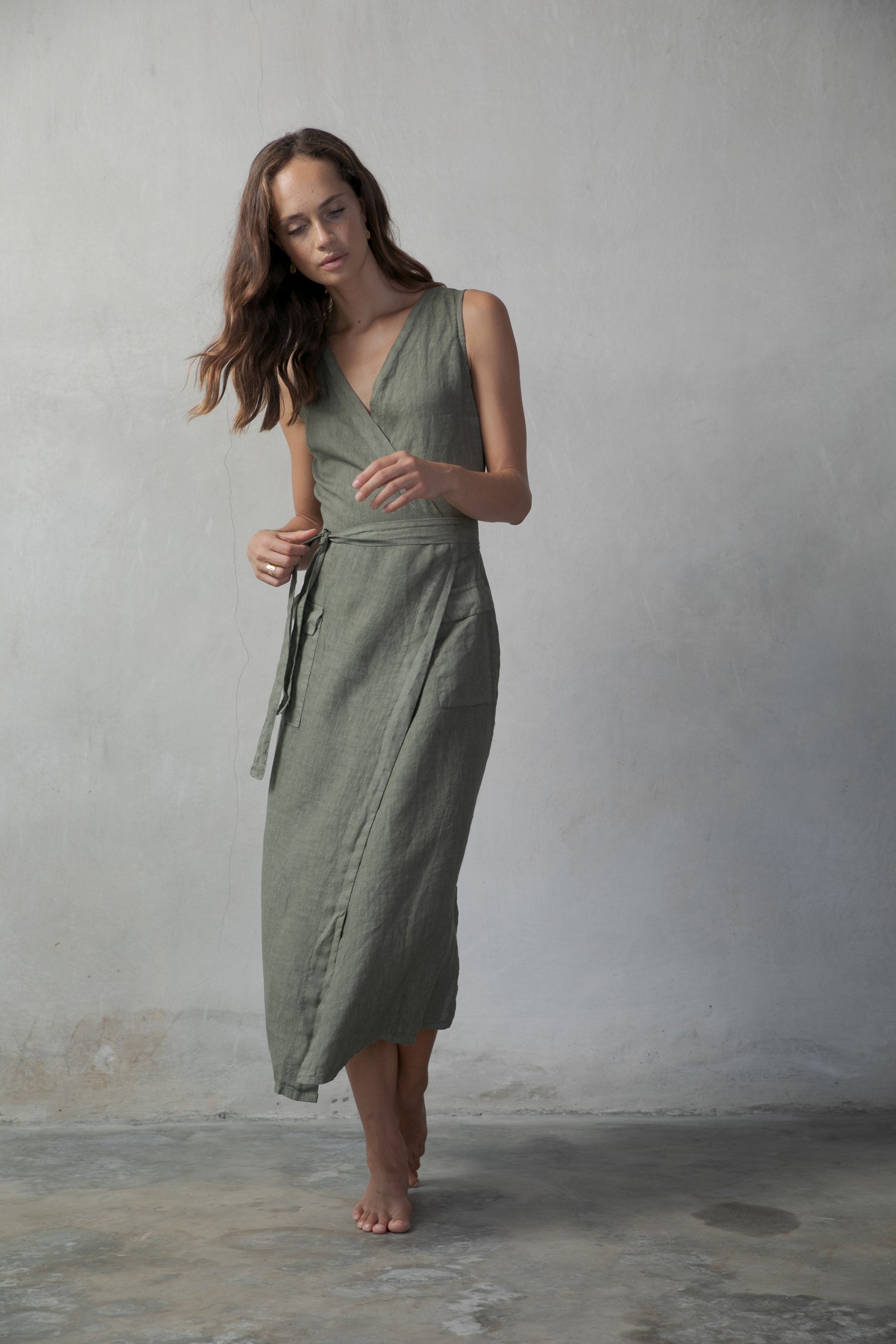 lord of the rings green dress Mac Duggal Women's Pleated Charmeuse V Neck Gown with Cape - Green - Size 4